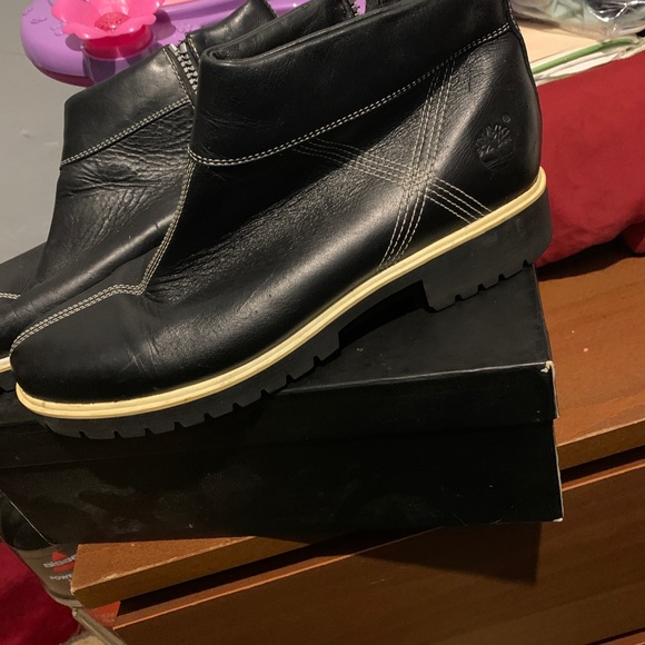 Hello , I am selling two wool coats, coach sneakers , TL boots& Gucci sneakers - Picture 5 of 11